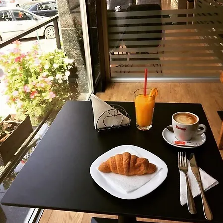 Albanopolis فندق